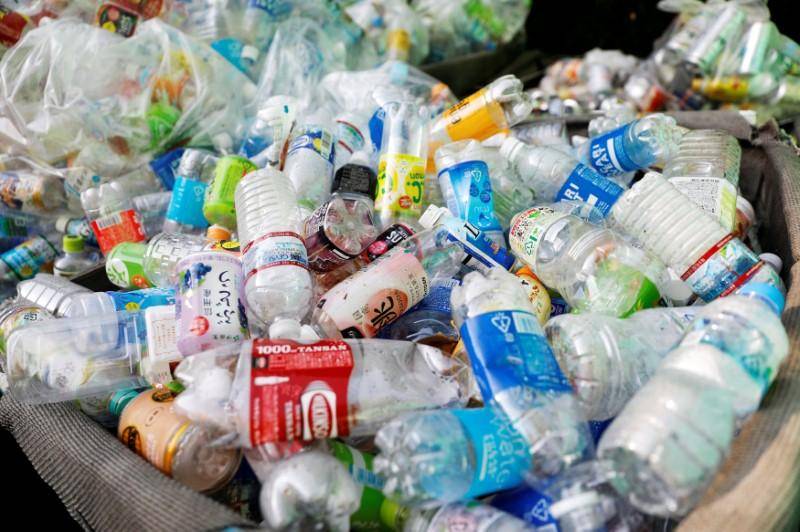 Grandes marcas resucitan fórmulas de reutilizar envases para frenar la polución plástica