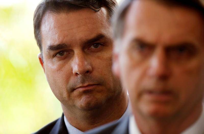Bolsonaro defende Flávio e diz que 