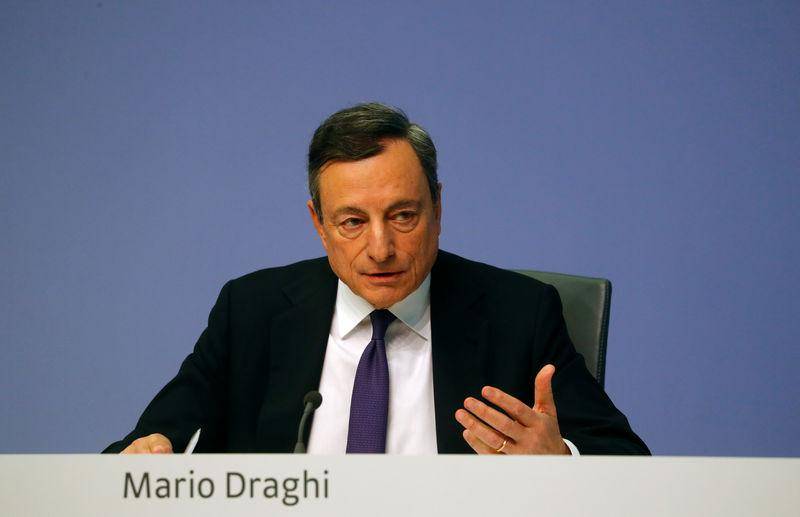 Draghi dice que los riesgos económicos se inclinan a la baja