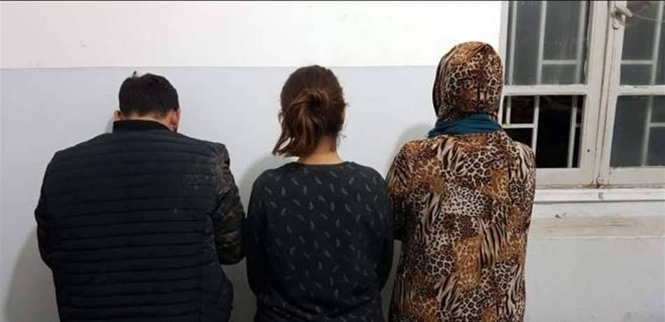 عصابة تسحب محافظ الأشخاص وأموالهم بـ"الشفرات".. و"المعلومات" توقف أفرادها!