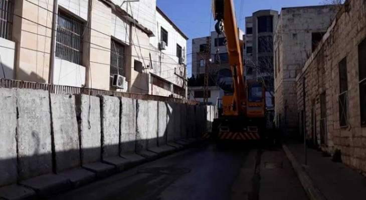 بلدية النبطية بدأت بازالة البلوكات الاسمنتية من محيط السراي الحكومي