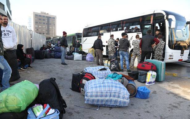 دفعة جديدة من النازحين تغادر لبنان.. وارجاء مغادرة بعضهم عرسال بسبب تراكم الثلوج