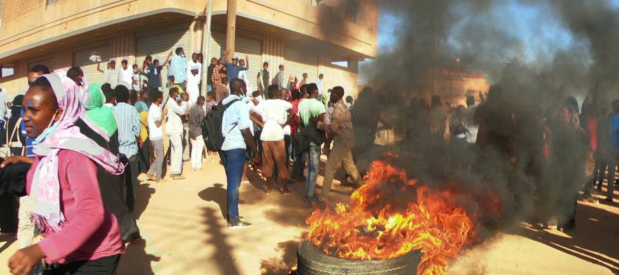 عدد قتلى احتجاجات السودان يرتفع إلى 29 والشرطة تواصل قمع المتظاهرين