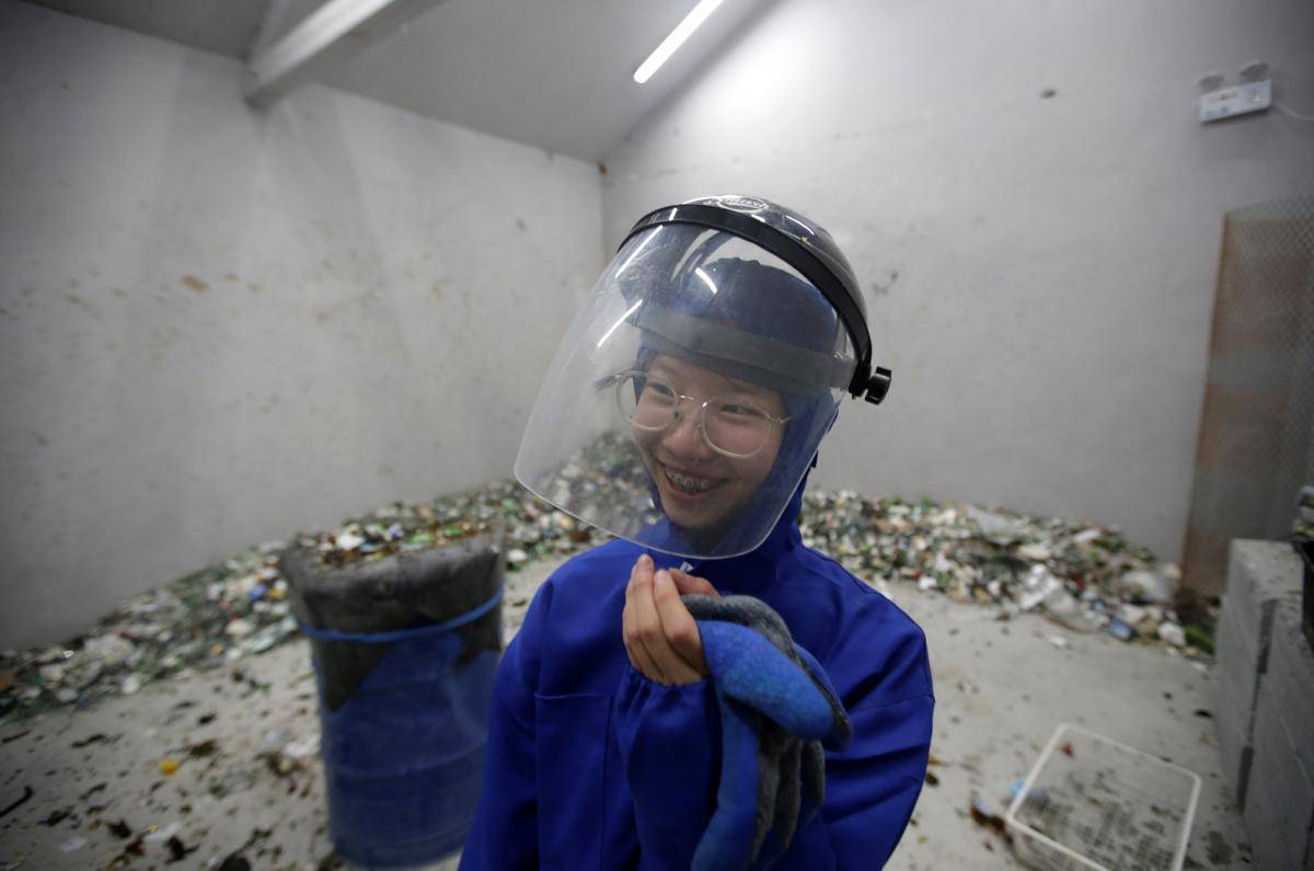All the rage: Beijingers vent their stress in 'anger room