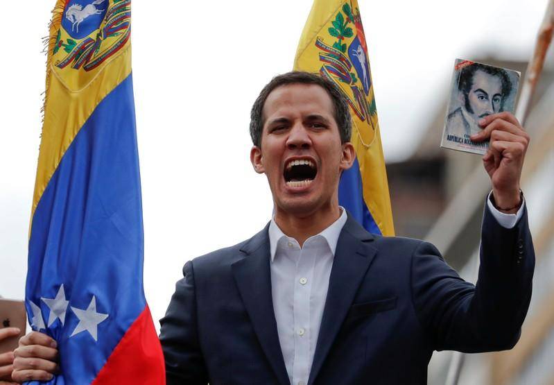 Com o mundo de olho, líder da oposição venezuelana Guaidó mantém pressão sobre Maduro