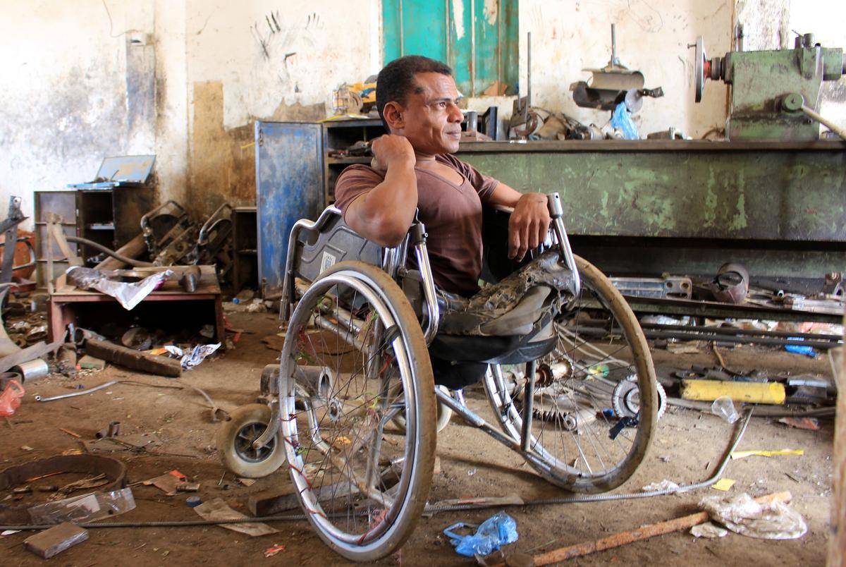 Hitchhiking with a wheelchair in war-torn Yemen