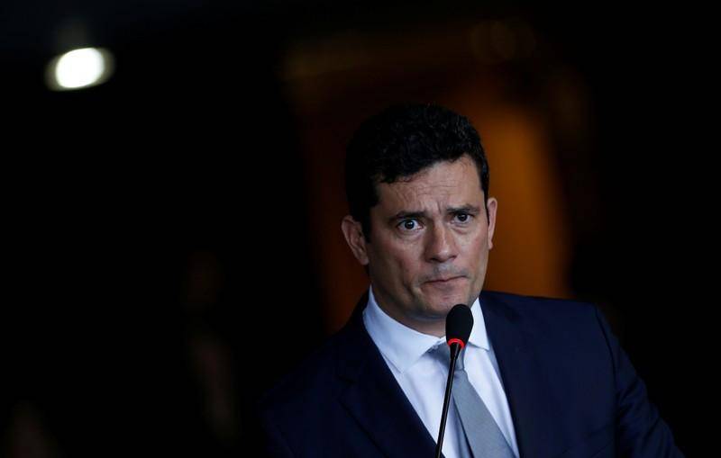ENTREVISTA-Governo não vai interferir em investigações envolvendo Flávio Bolsonaro, diz Moro