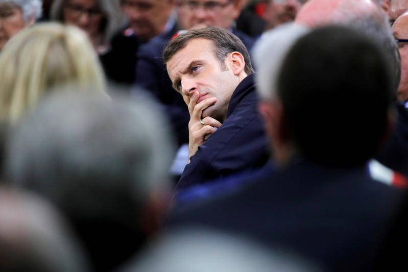 Macron promet de débattre dans toutes les régions métropolitaines
