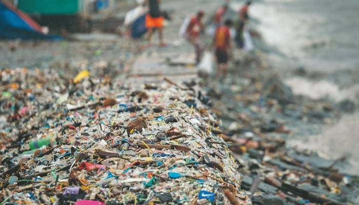 " البلاستيك".. مشكلة عالمية يبحث "دافوس" تحويلها إلى فرصة