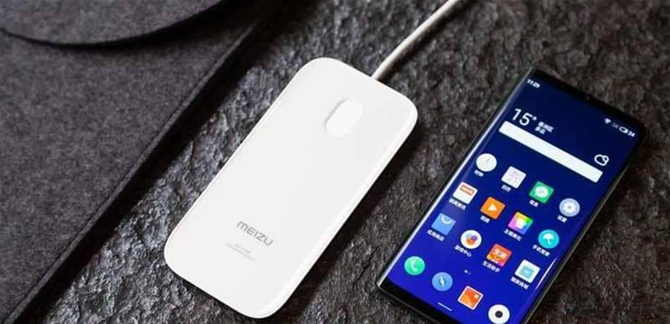 تعرّفوا إلى أول هاتف بدون أزرار أو منافذ