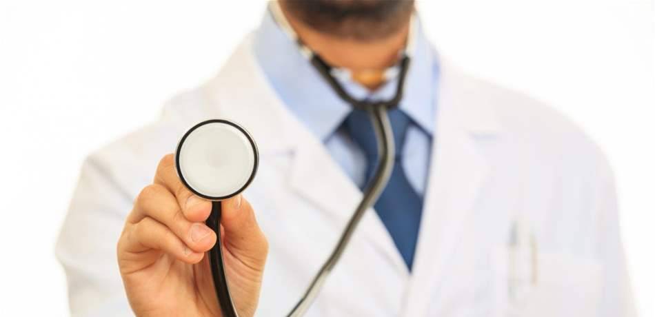 ضُبط بالجرم المشهود وهو يزاول الطب من دون إذن