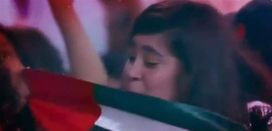 طفلة عراقية حملت علم الإمارات أمام أستراليا.. وحاكم دبي يفاجئها! (فيديو)