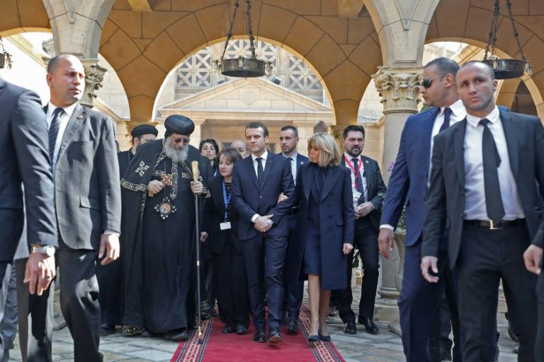 ماكرون يختتم زيارته لمصر بلقاء كبار رجال الدين