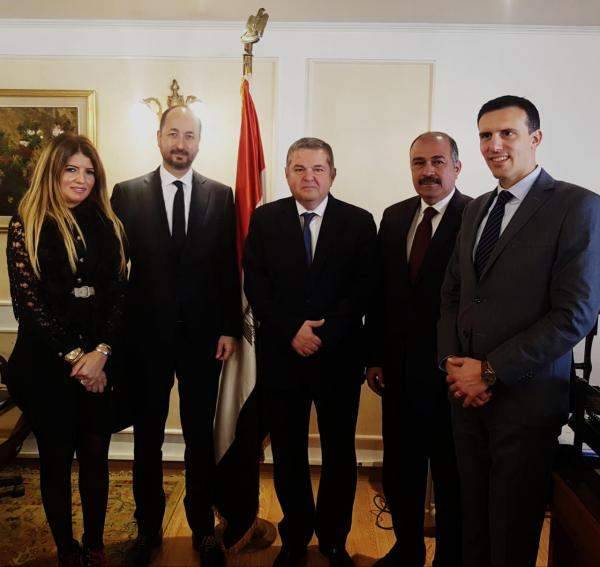 وزير قطاع الاعمال العام المصري بحث مع شركة "سانوفي" الفرنسية التعاون في مجال الأدوية