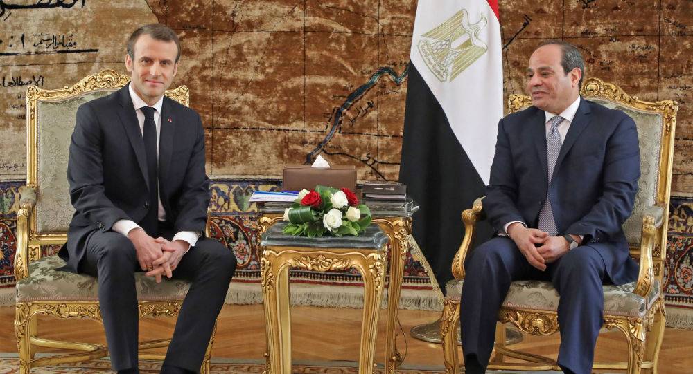 هكذا رد السيسي على تصريحات ماكرون بشأن سجن الصحفيين والمدونين