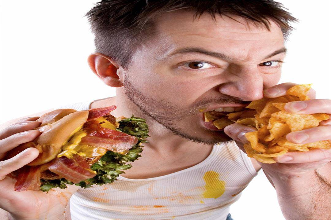 أضرار تناول الطعام بسرعة.. منها اضطرابات القولون
