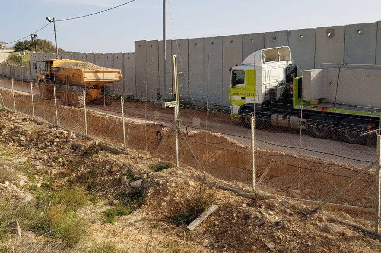 العدو الاسرائيلي استأنف أعمال الحفر

واقامة السواتر

بمحاذاة السياج التقني