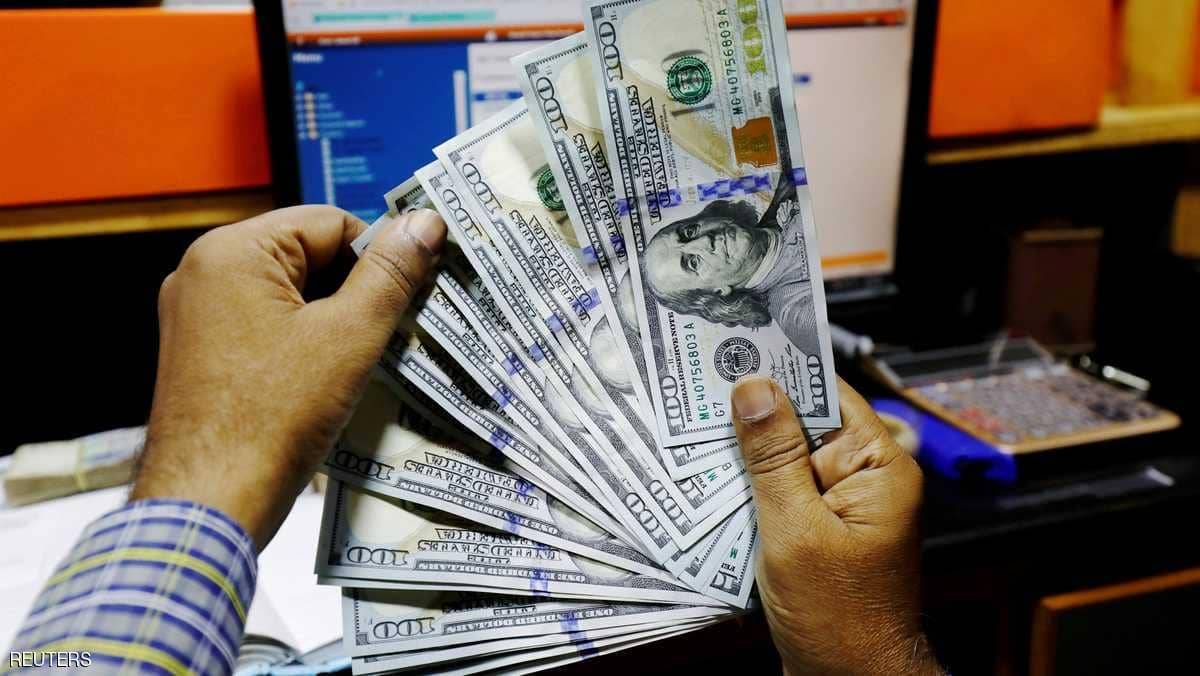 النزاع التجاري بين أميركا والصين يهبط بالدولار