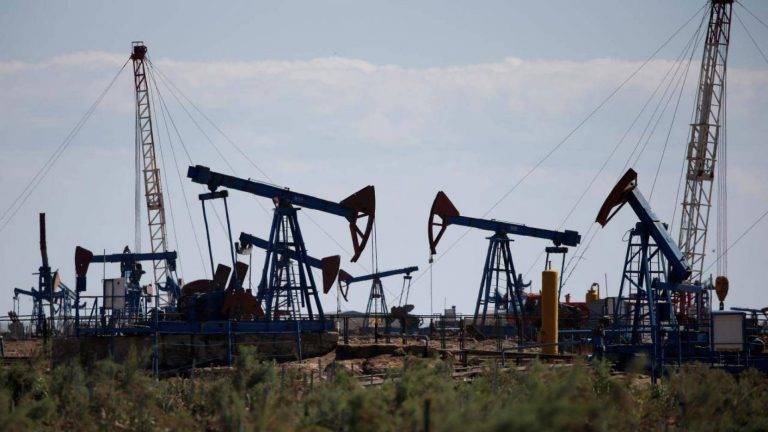 النفط يرتفع بفعل عقوبات فنزويلا لكن الآفاق الاقتصادية تضغط على السوق‎