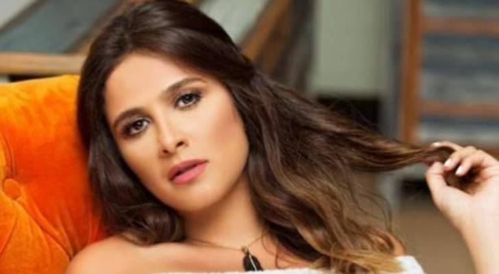 ياسمين عبد العزيز مع فريق عمل "الملكة" في كواليس التصوير.. بالصورة