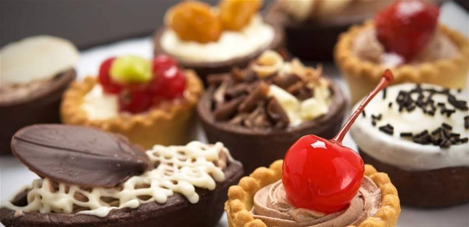 مقاومة الحلويات صعبة.. إليك أساليب التخلص من سعراتها بعد الاكل مباشرة!