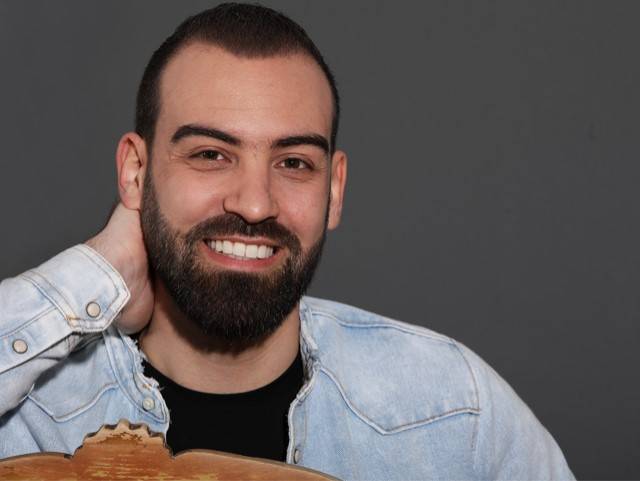 فنان لبناني شاب يطرح أغنية جديدة...