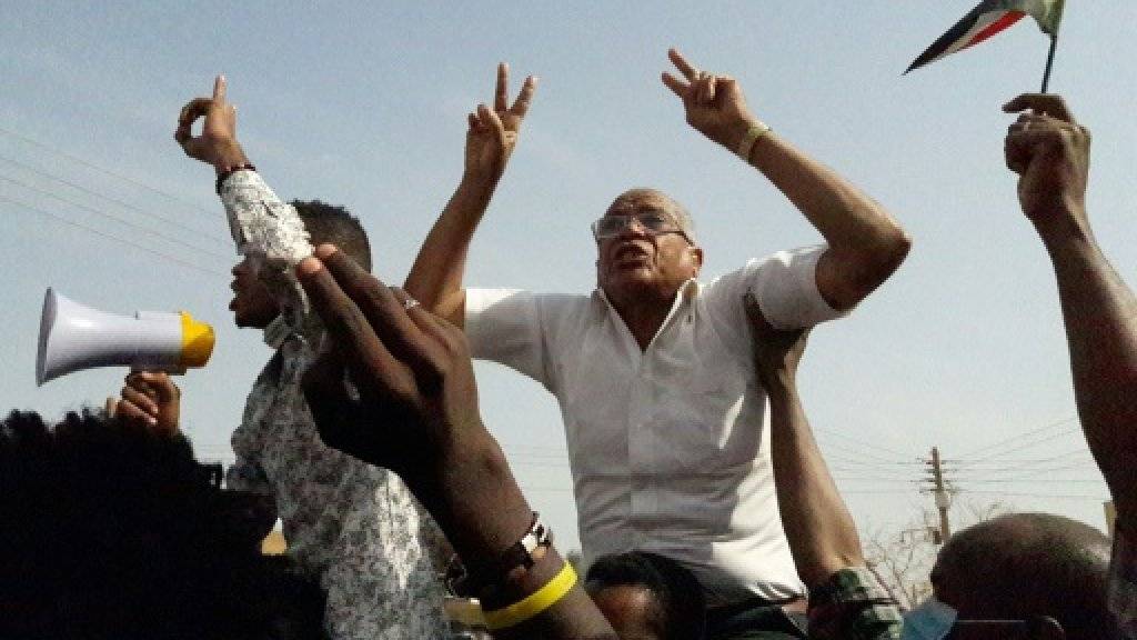 الشرطة السودانية تطلق الغاز المسيل للدموع على محتجين عقب صلاة الجمعة