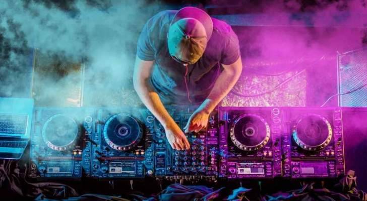شاهدوا كيف وقع هذا الـ"DJ" الشهير من على المسرح! بالفيديو