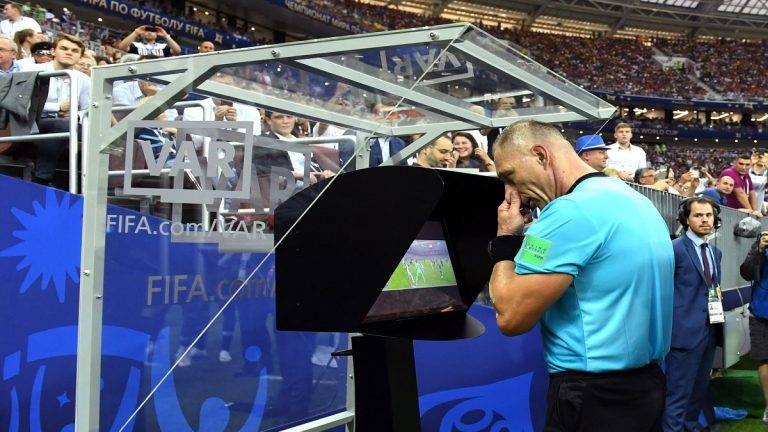 “كاف” يكشف حقيقة استخدام تقنية (VAR) في كأس الأمم الإفريقية بمصر