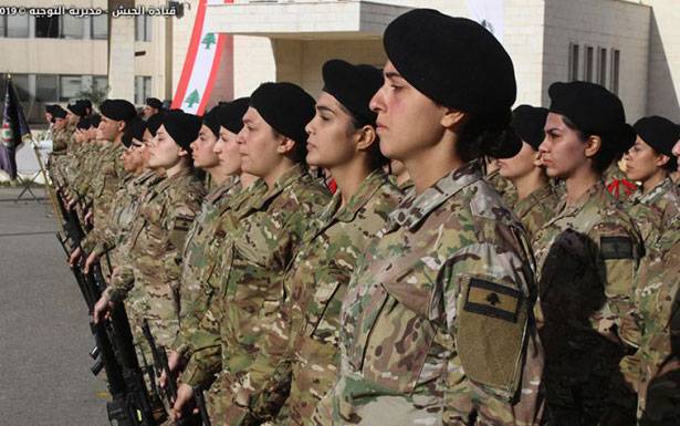 تخريج جنود إناث في الحرس الجمهوري

مُمثل قائد الجيش : نحن على يقين

بقدرتكنَّ على مُواجهة التحدّيات