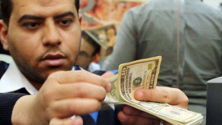 الدولار يرتفع منهيًا خسائر أسبوعين