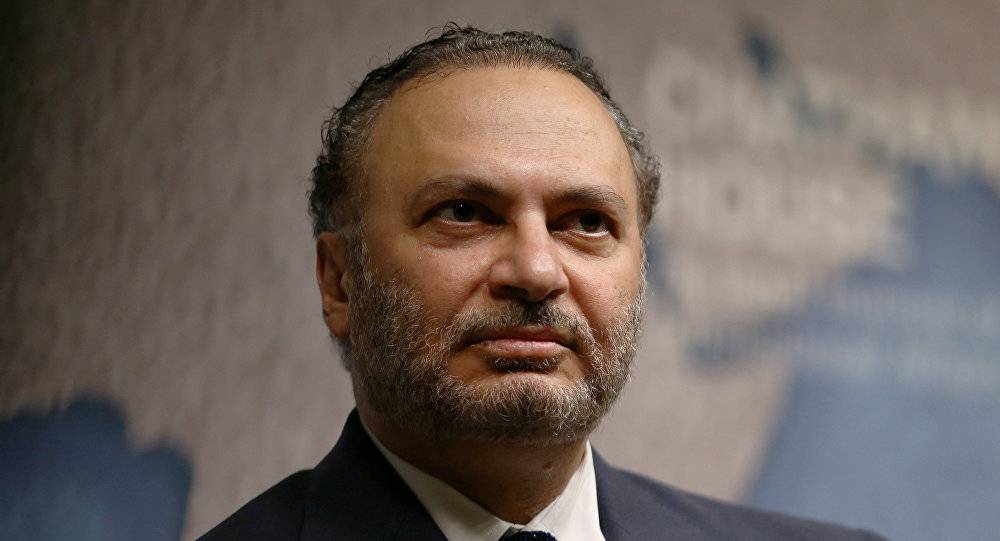 قرقاش يغرد عن "مفتى الإرهاب" تزامنا مع زيارة البابا التاريخية