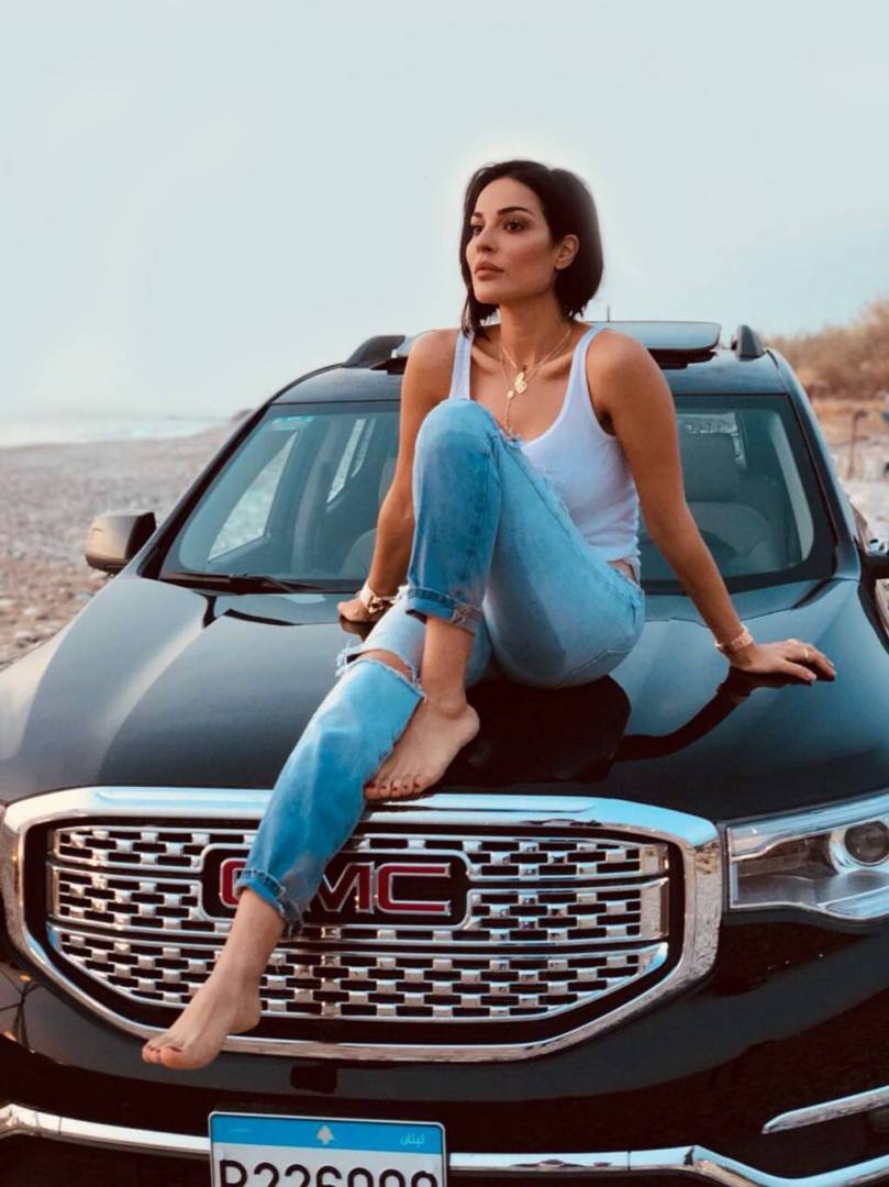 ماذا يفعل زوج كيم كاردشيان في سيارة نادين نسيب نجيم؟!