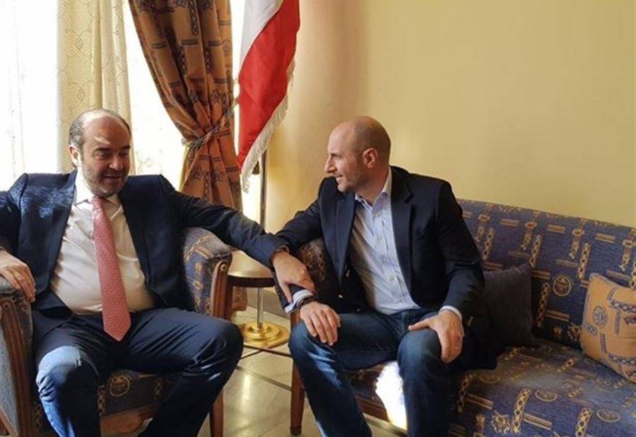 بالصورة: اول زيارة لوزير عوني اتت من قبل نائب قواتي