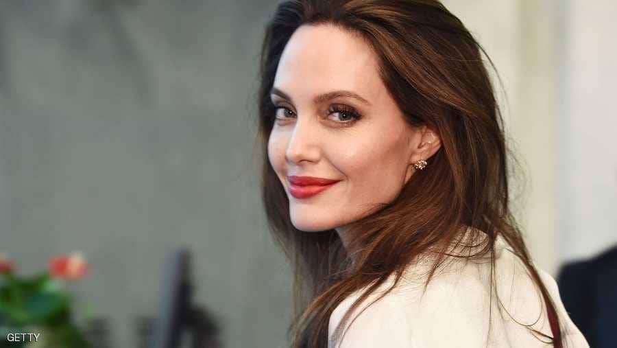 أنجلينا جولي ترتدي الحجاب خلال زيارتها لمخيمات اللاجئين في بنغلاديش.. بالصور