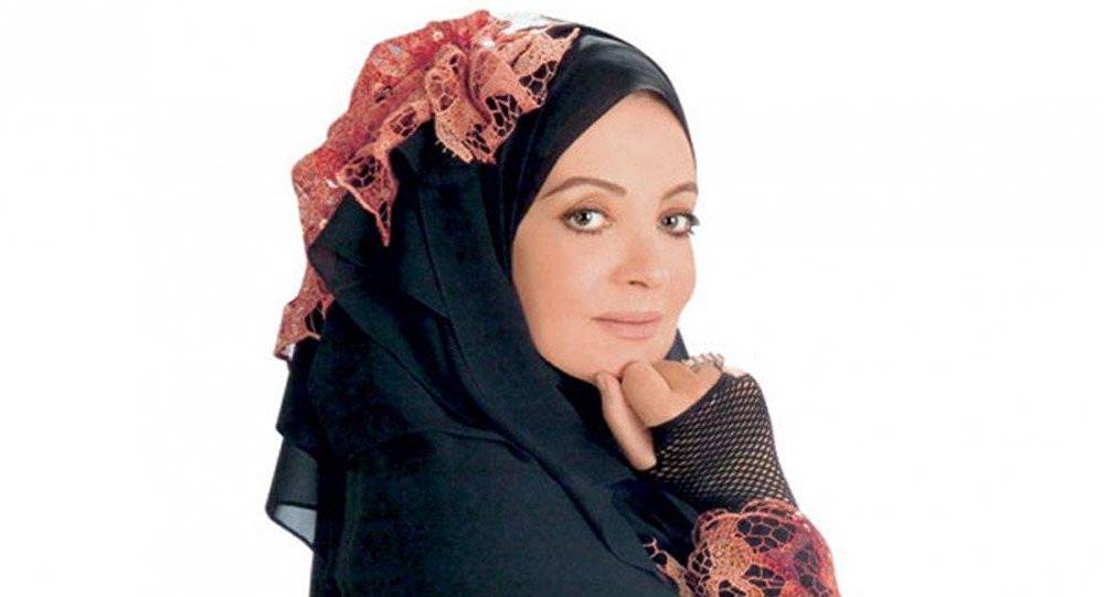 بعد صورها المثيرة للجدل دون حجاب... أول رد فعل من شهيرة