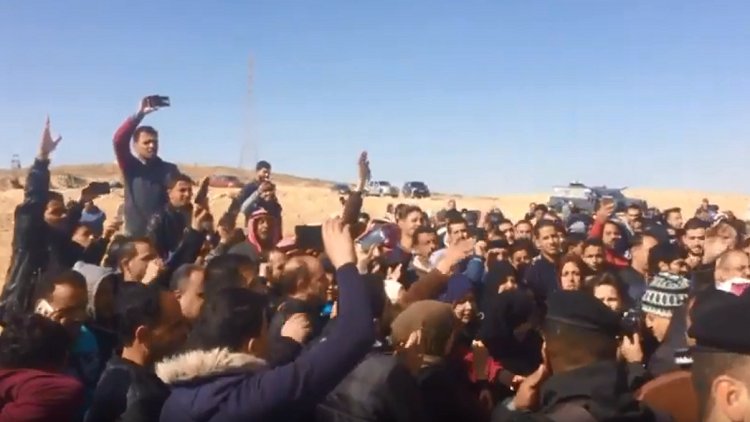 بالزغاريد.. أهالي المفرج عنهم بالعفو الملكي يستقبلون أبناءهم أمام السجون في الأردن