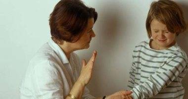 حقود ويخاف التجربة.. كيف يحول الضرب طفلك إلى مضطرب نفسيا؟