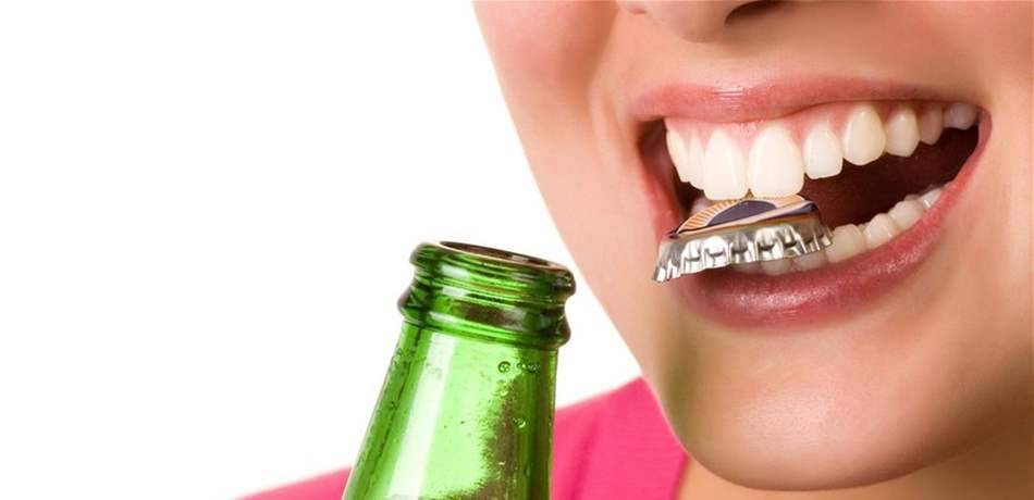 تفتح الزجاجات والأكياس بأسنانك؟ إذًا إحذر هذه الأضرار!
