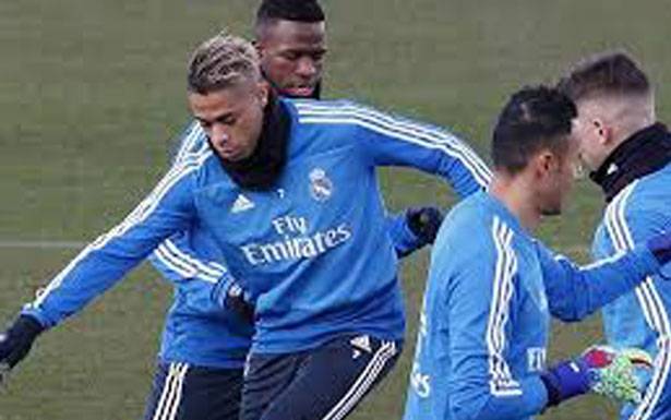 قـنبـلة ريال مدريــد وهــدف بــرشلونة

فــي عـنـاويـن الصحف الإسبانـيّة