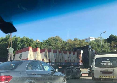 من أزال الحواجز...المشنوق أم الحسن؟