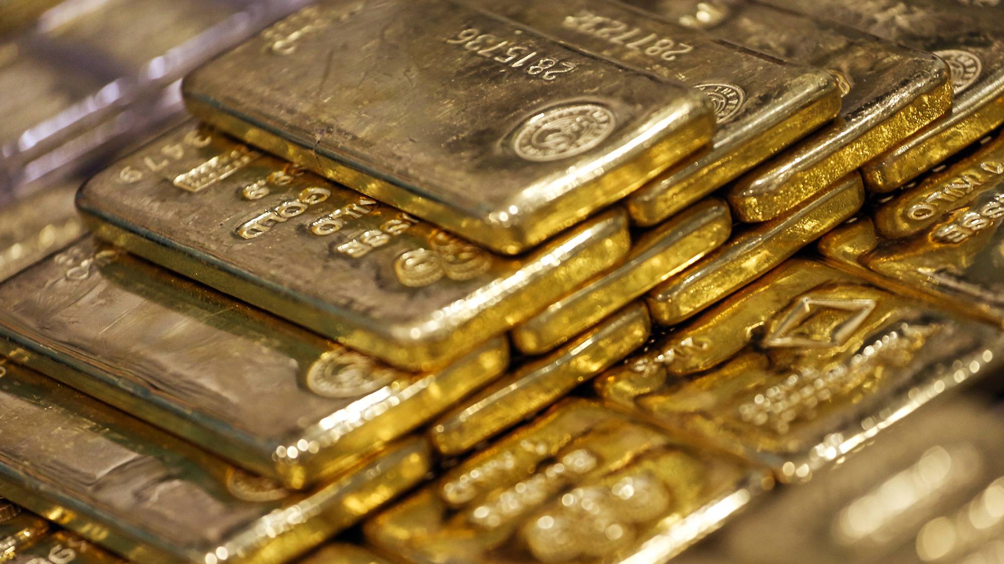 الذهب ينزل لأقل سعر في أسبوع بفعل صعود الدولار