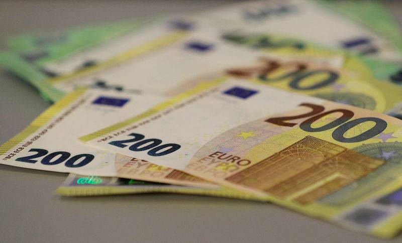اليورو يقبع عند أدنى مستوى في أسبوعين مع انخفاض عائد السندات