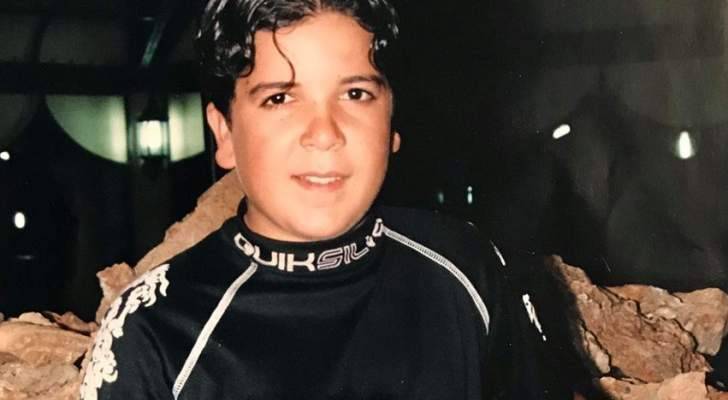 خمنوا من هو هذا الطفل الذي اصبح فناناً عربياً شهيراً