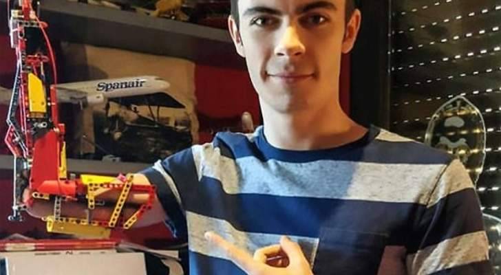بعد فقدان ساعده..مراهق يخترع ذراعاً آلية من لعبته المفضلة
