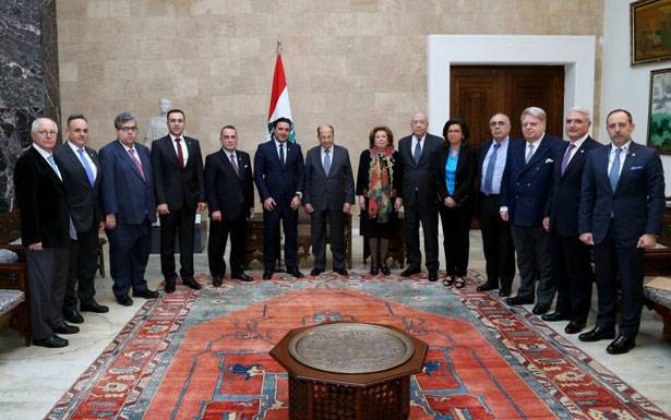 التقى تجمّع رجال الأعمال اللبنانيين في العالم

عون : الأزمات بــاتـــت وراءنــــا

والوضع الـمالي يتحسّن والفوائد الى انخفاض