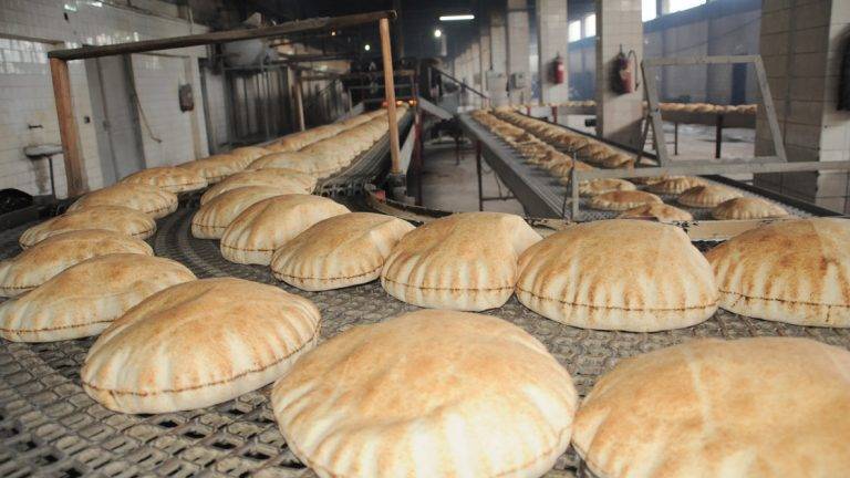 أيها اللبنانيون... وزن ربطة الخبز سينخفض مجددًا!