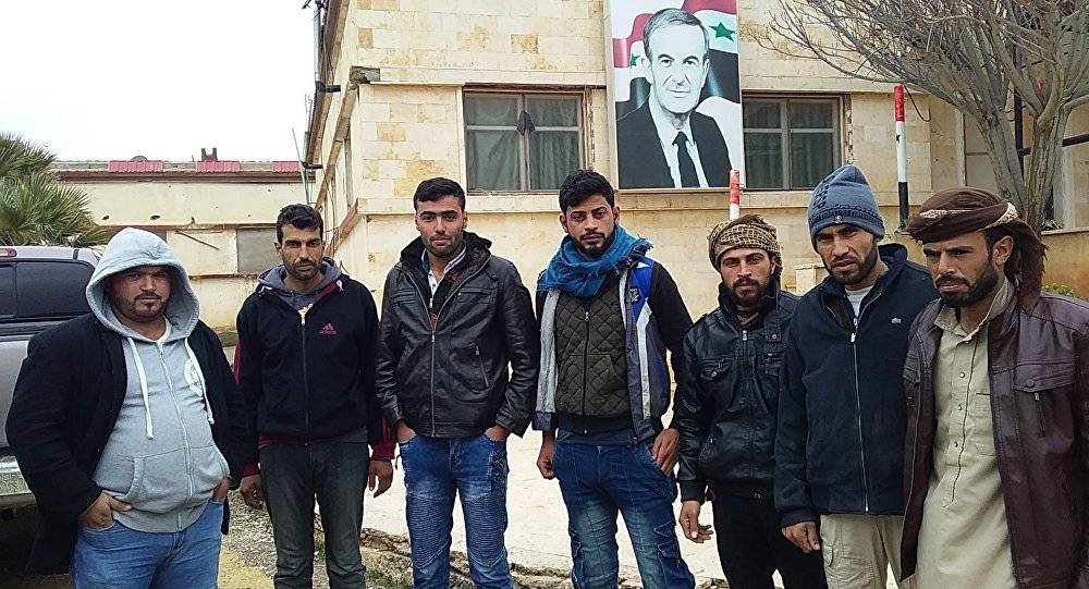 بالصور۔۔۔ انشقاق عشرات الشبان السوريين عن "قسد" وانضمامهم للجيش في الرقة