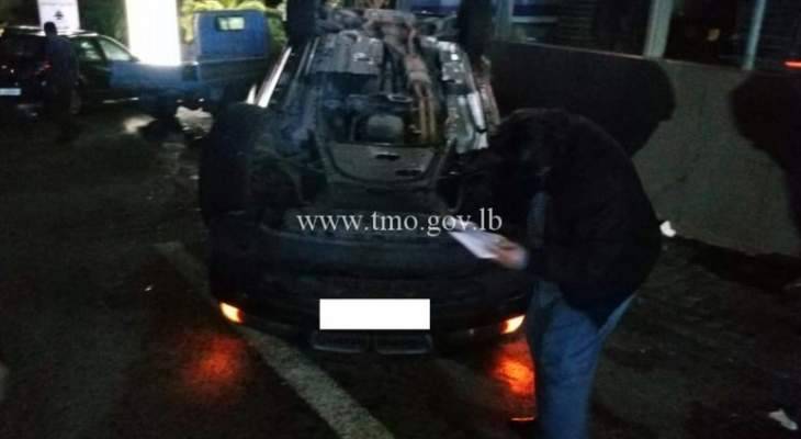 جريح نتيجة تصادم بين 4 مركبات وانقلاب احداها على اوتوستراد الحازمية باتجاه الصياد