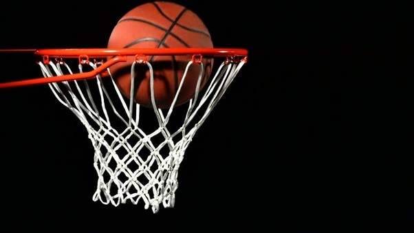 لحظة تتويج الرياضي بكأس بطولة دبي للسلة